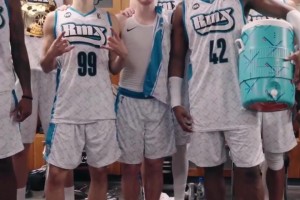 混音赛后庆祝杨瀚森与队友击掌撞胸 挂奖牌合影笑容满面~~